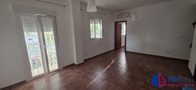 AMPLIO PISO EN ZONA JEFATURA DE TRÁFICO-REINA MERCEDES — foto 3